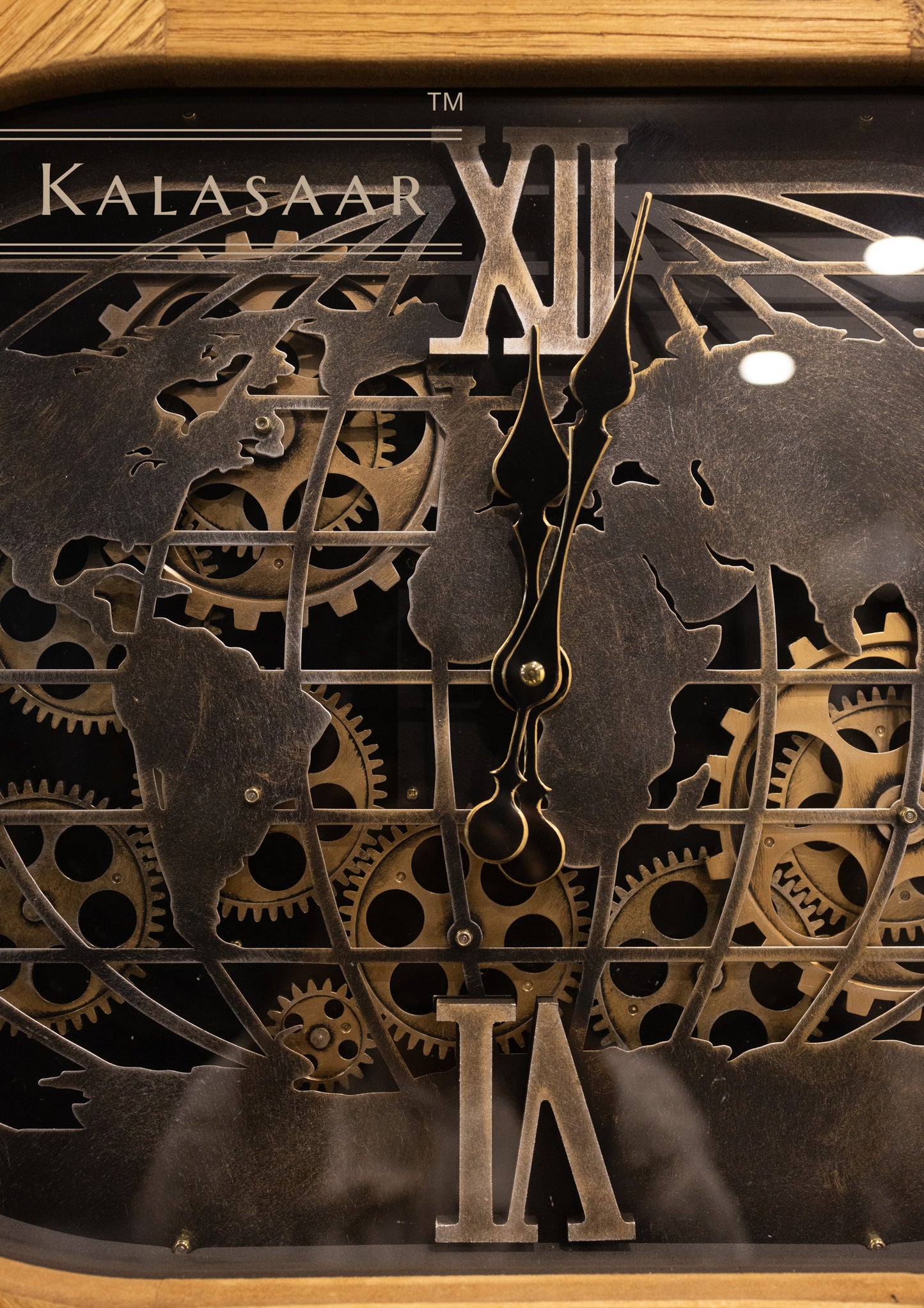 Luxury Oval Wooden Body Metal Shield Clock with World Map and Moving Gears